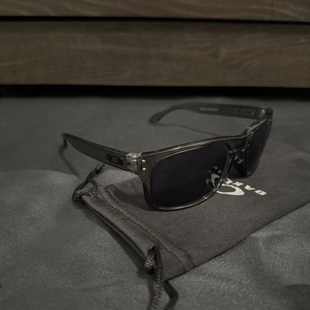 Oakley Holbrook Smoke Gray Polished Mens Sunglasses 9102 Black Lenses - Picture 3 of 8